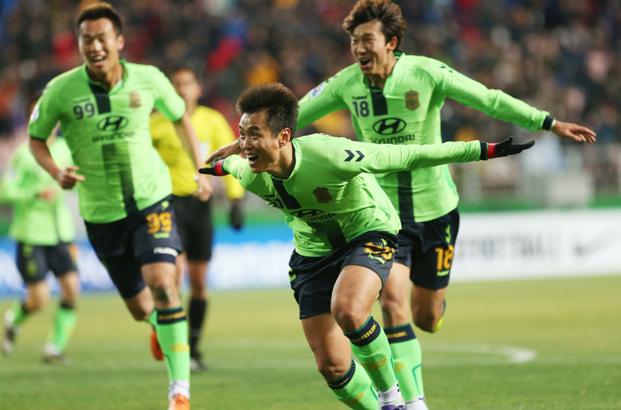 전북 현대 이동국(가운데)이 23일 저녁 전주월드컵경기장에서 열린 FC도쿄와의 2016 아시아축구연맹(AFC) 챔피언스리그 E조 조별리그 1차전 홈경기에서 후반 38분 오른발 터닝슈팅으로 추가골을 넣은 뒤 세리머니를 하고 있다. 이적생 고무열의 전반 39분 선제골과 이동국의 결승골로 전북은 2-1로 승리했다.전주/연합뉴스