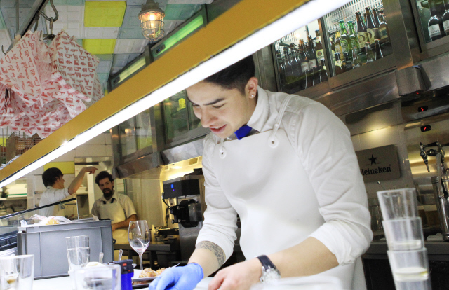 살라 데 데스피에세의 요리사가 타파스를 만들고 있다. 사진 박미향 기자
