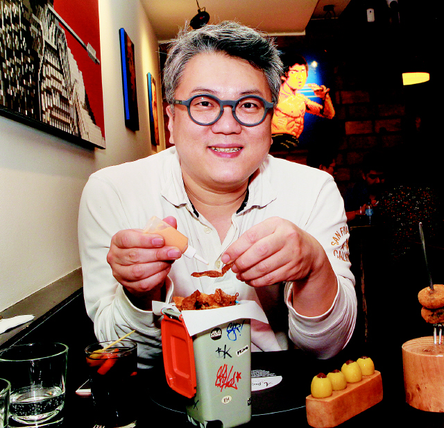 핀초를 먹고 있는 안현민 셰프. 사진 박미향 기자
