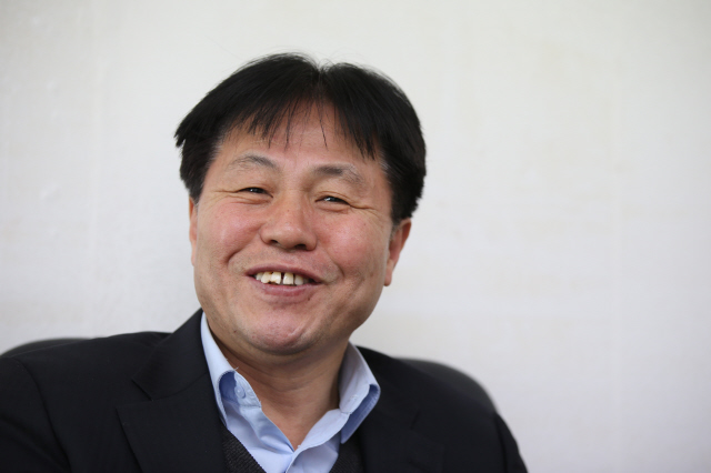 시인 이재무. 사진 이정아 기자 <A href="mailto:leej@hani.co.kr">leej@hani.co.kr</A> 