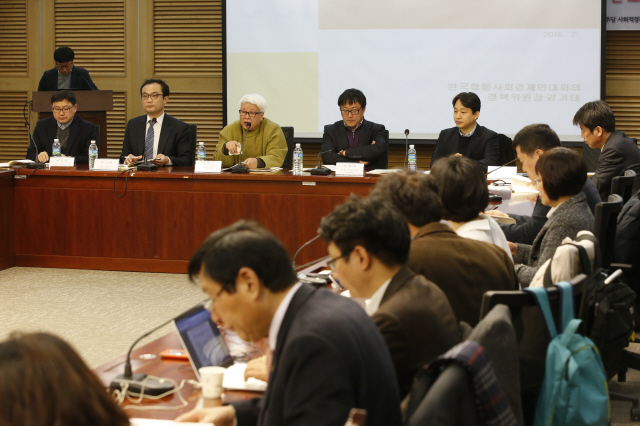 ‘사회적 경제에 투표하라’를 주제로 4·13 총선 사회적경제 공동공약 요구안 토론회가 24일 오전 국회 의원회관 제2세미나실에서 열리고 있다. 앉은 이 왼쪽부터 공석기 서울대 아시아연구소 교수, 김기태 한국협동사회경제연대회의 정책위원장, 유영우 논골신협 이사장, 이병학 한국협동사회경제연대회의 집행위원장, 양동수 사회적경제 법센터 더함 대표.  이정아 기자