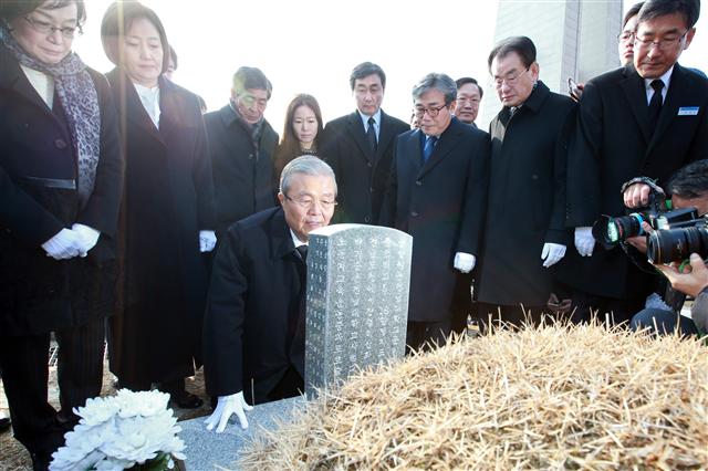 지난달 31일 오전 광주 운정동 국립 5·18민주묘지에서 더불어민주당 김종인 비상대책위원장이 윤상원 열사의 묘 앞에서 무릎 꿇고 참배하고 있다. 광주/연합뉴스