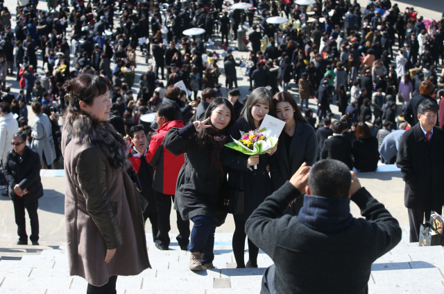 26일 오전 서울 서대문구 연세대학교 노천극장에서 열린 2016학년도 입학식에 참석한 신입생과 가족들이 기념사진을 찍고 있다.  신소영 기자 viator@hani.co.kr