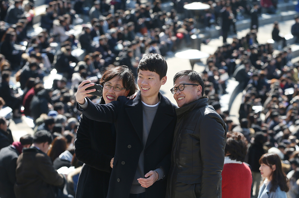 26일 오전 서울 서대문구 연세대학교 노천극장에서 열린 2016학년도 입학식을 찾은 입학생과 가족들이 삼삼오오 기념사진을 찍고 있다. 신소영 기자 viator@hani.co.kr