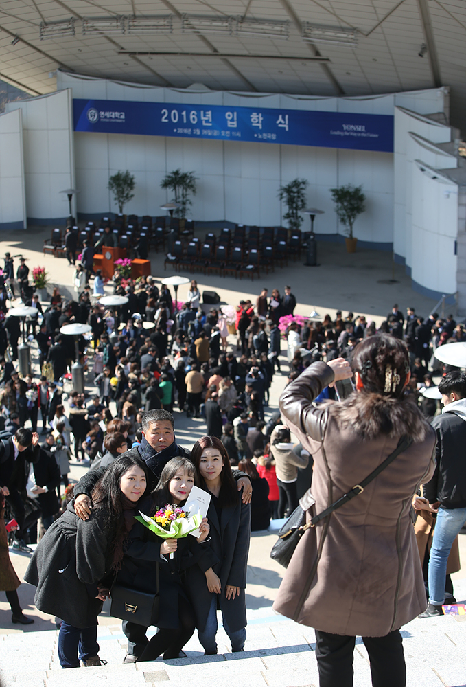 26일 오전 서울 서대문구 연세대학교 노천극장에서 열린 2016학년도 입학식을 찾은 입학생과 가족들이 삼삼오오 기념사진을 찍고 있다. 신소영 기자 viator@hani.co.kr