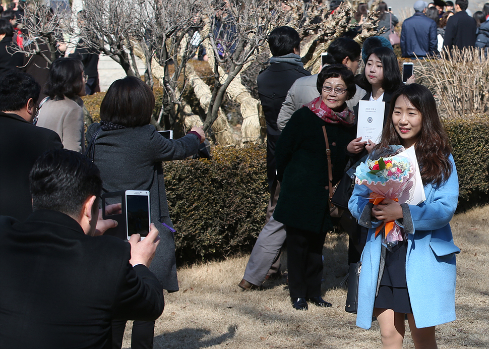 26일 오전 서울 서대문구 연세대학교 노천극장에서 열린 2016학년도 입학식을 찾은 입학생과 가족들이 삼삼오오 기념사진을 찍고 있다. 신소영 기자 viator@hani.co.kr