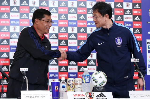 김광민(왼쪽) 북한여자축구팀 감독과 윤덕여 남한여자축구팀 감독. 연합뉴스