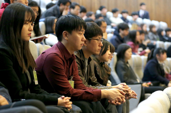 휴일인 28일 오전 국회 본회의장을 찾은 방청객들이 권은희 국민의당 의원의 테러방지법 저지를 위한 무제한 토론 발언을 듣고 있다. 김경호 선임기자 jijae@hani.co.kr