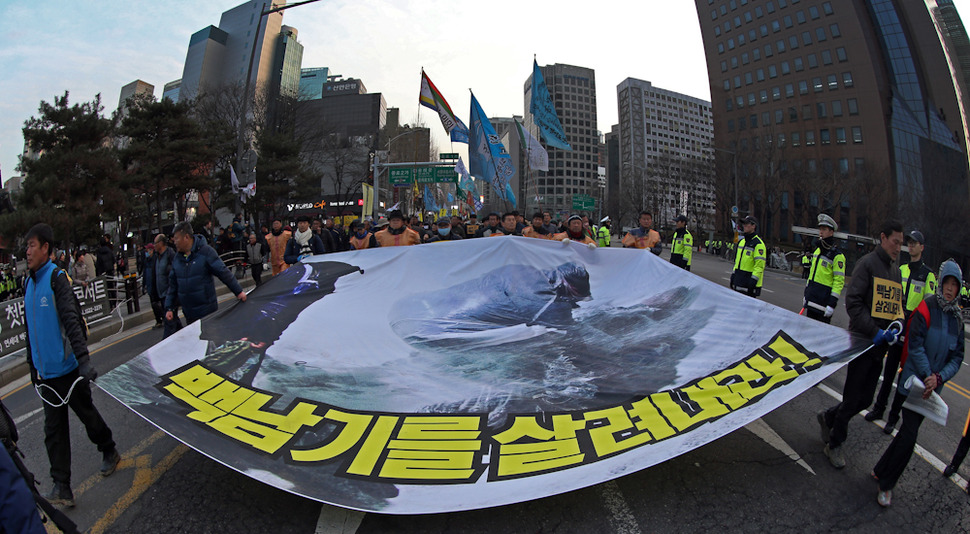 27일 오후 서울 중구 시청 서울광장에서 제4차 민중총궐기대회를 마친 참가자들이 대학로를 향해 행진을 하고 있다. 이날 민중총궐기대회에서 참가자들은 테러방지법과 사드배치, 노동개악 등을 중단하라고 촉구했다. 이정용 선임기자 lee312@hani.co.kr