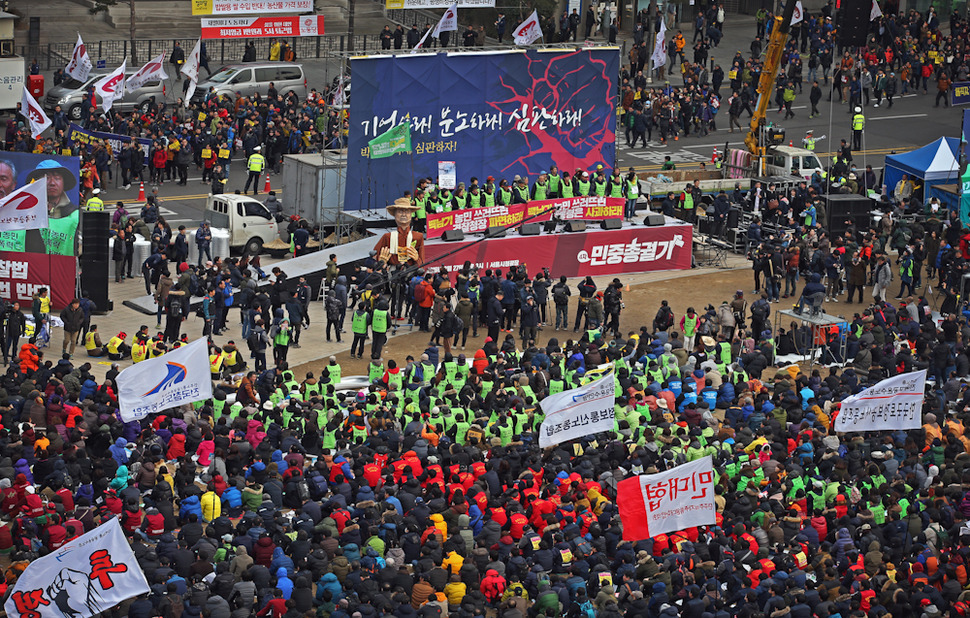 27일 오후 서울 중구 시청 서울광장에서 제4차 민중총궐기대회가 열리고 있다. 이정용 선임기자 lee312@hani.co.kr