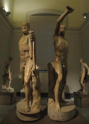 이탈리아 나폴리 국립박물관에 전시되어 있는 ‘참주 살해자들’이라는 이름의 조각. 왼쪽이 아리스토게이톤이고 오른쪽이 하르모디오스다.