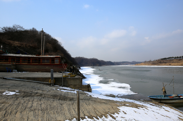 지난 10년간 수십만명의 관광객을 실어날랐던 임진강 황포돛배가 1년 넘게 운행이 중단된 채 지난 26일 경기도 파주시 적성면 두지나루 위에 밧줄로 꽁꽁 묶여 있다.