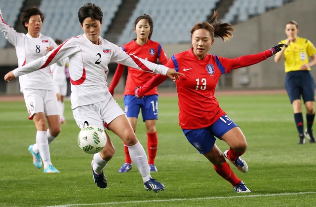 2월29일 일본 오사카에서 열린 2016 리우올림픽 아시아최종예선에서 남한의 장슬기(13번)가 북한 이희종을 막아서고 있다. 오사카/연합뉴스 
