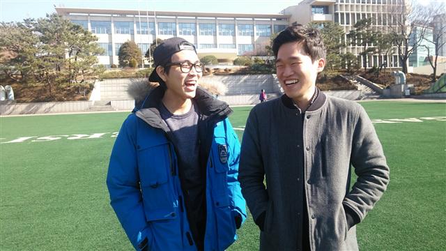 정치인들의 발언을 시간대별로 모아 비교할 수 있도록 정리한 ‘헬조선 정치실록’을 만들고 있는 김근우·문상덕씨. 김근우·문상덕씨 제공