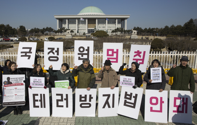 ‘테러방지법’ 제정에 반대하는 참여연대 등 시민사회단체 회원들이 1일 오전 국회 앞에서 야당에 필리버스터(무제한 토론)를 중단하지 말 것을 촉구하고 있다. 김성광 기자 flysg2@hani.co.kr