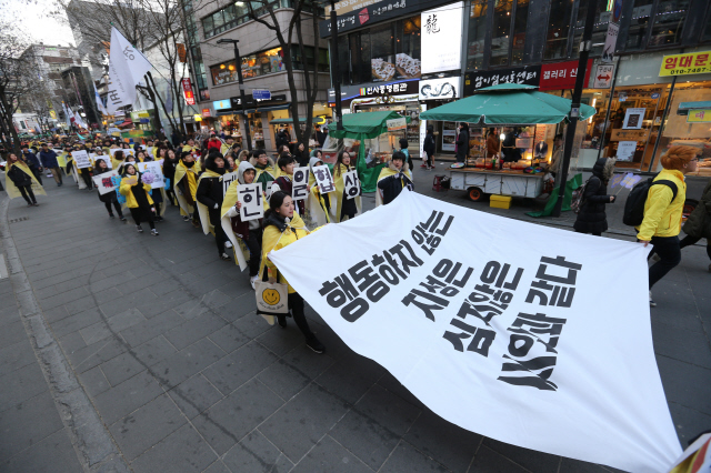 3·1절인 1일 오후 서울 청계광장에서 열린 ‘한일 위안부 합의 무효, 함께 손잡고 정의를 되찾자’ 문화제를 마친 대학생들이 ‘행동하지 않는 지성은 심지 않은 씨앗과 같다’라는 문구가 적힌 대형 펼침막을 들고, 종로구 중학동 주한일본대사관 앞 ‘평화의 소녀상’까지 행진을 하고 있다. 김태형 기자 <A href="mailto:xogud555@hani.co.kr">xogud555@hani.co.kr</A>