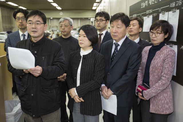 공익인권법재단 ‘공감’의 황필규 변호사(앞줄 맨 왼쪽)가 2일 오전 서울 서초구 서울중앙지법 기자실에서 대한변호사협회의 테러방지법안 의견서 사태와 관련해 열린 기자회견에 참석해 취재진의 질문에 답하고 있다.　
김성광 기자 flysg2@hani.co.kr