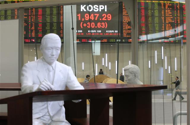 1956년 3월3일 대한증권거래소의 출범과 함께 문을 연 한국 주식시장이 3일로 개장 60주년을 맞는다. 2일 오후 서울 여의도 한국거래소에서 직원들이 60주년 기념행사 준비를 하고 있다. 연합뉴스