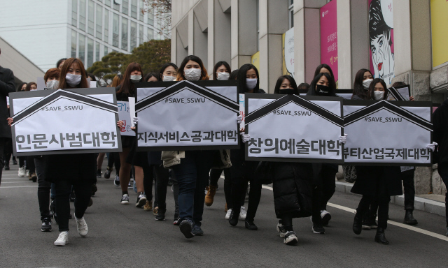 성신여대 재학생들이 2일 서울 성북구 성신여대 안에서 학과의 죽음을 상징하는 영정을 들고 행진하고 있다. 이들은 학교 쪽이 교육부의 프라임 사업 참여를 위해 학과 통폐합을 추진하고 있다며 침묵시위를 벌였다. 신소영 기자 <A href="mailto:viator@hani.co.kr">viator@hani.co.kr</A>