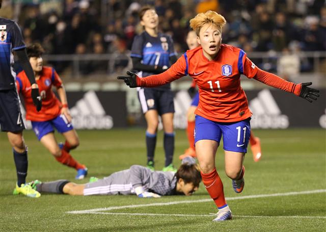 정설빈이 2일 저녁 일본 오사카 긴초 스타디움에서 열린 2016 리우올림픽 여자축구 아시아지역 최종예선 일본과의 경기에서 동점골을 넣은 뒤 환호하고 있다.
오사카/연합뉴스