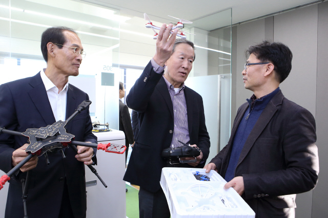 전남창조경제혁신센터 4번째 방문 전경련 창조경제특별위원장인 허창수(가운데) 지에스(GS) 회장은 2~4일 전남창조경제혁신센터를 방문해 중소·벤처기업과 긴밀한 상생협력 관계를 맺는 방안을 논의했다.  