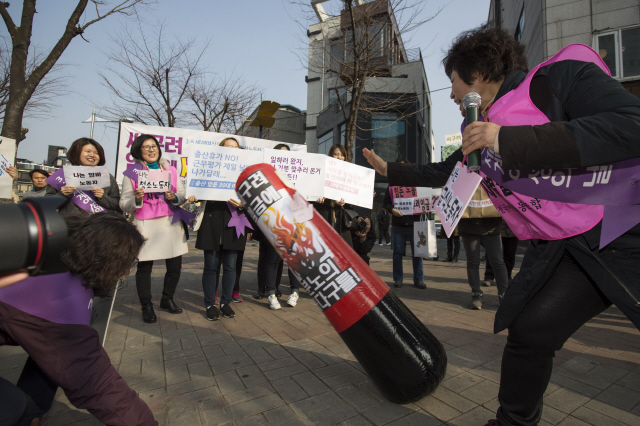 한국여성노동자회 회원들이 3일 오후 서울 마포구 홍대입구역 인근에서 ‘3·8 세계 여성의 날 기념 여성노동자 거리행진’을 하며, 여성 노동자가 겪는 차별에 항의하는 의미로 ‘싸구려 임금에 싸다구를 날려라’ 행위극을 하고 있다.  김성광 기자 flysg2@hani.co.kr