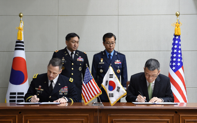 류제승 국방부 정책실장(오른쪽)과 토머스 밴들 주한미군사령부 참모장이 4일 오전 서울 용산구 국방부에서 주한미군의 사드 배치를 협의하기 위한 한·미 공동실무단 구성 관련 약정에 서명하고 있다. 국방부 제공