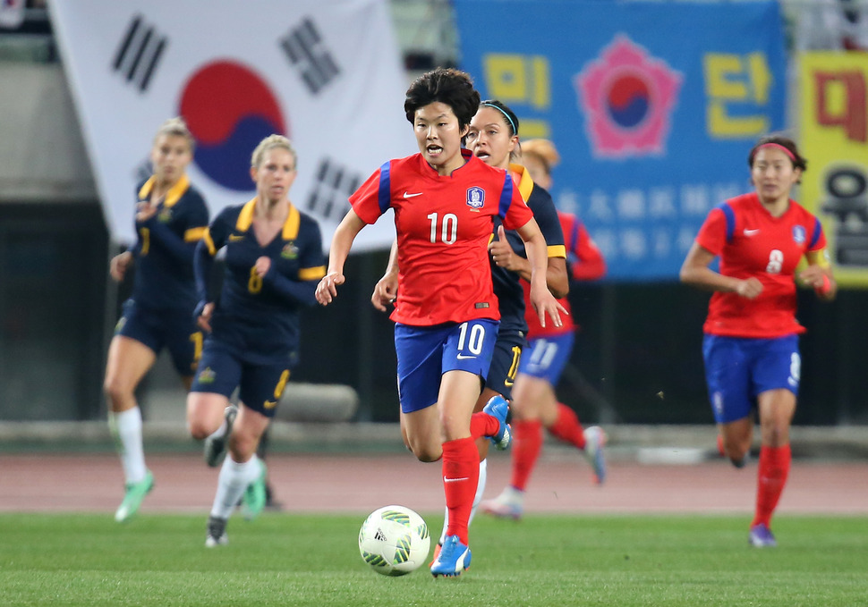 4일 오후 일본 오사카 얀마 스타디움에서 열린 2016 리우올림픽 여자축구 아시아지역 최종예선 대한민국과 호주의 경기. 지소연이 드리블을 하고 있다.  연합뉴스