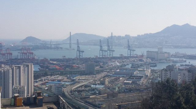 부산 동구는 지난 1일부터 도시재생사업의 하나로 좌천동에 있는 제일아파트~증산공원을 잇는 길이 98ｍ, 너비 2ｍ 규모의 13인용 경사형 승강기를 설치해 운행하고 있다.  김영동 기자