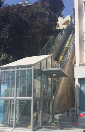 승강기를 타고 올라간 증산공원 전망대에 오르면 부산 북항이 한눈에 펼쳐진다.  김영동 기자