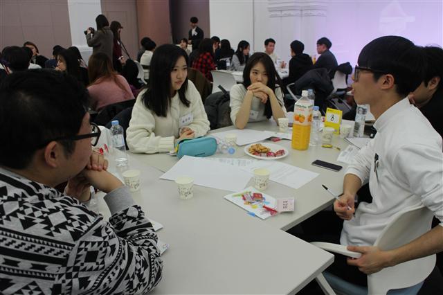 콘퍼런스 참가자들이 평가제도를 주제로 토론을 하고 있다.