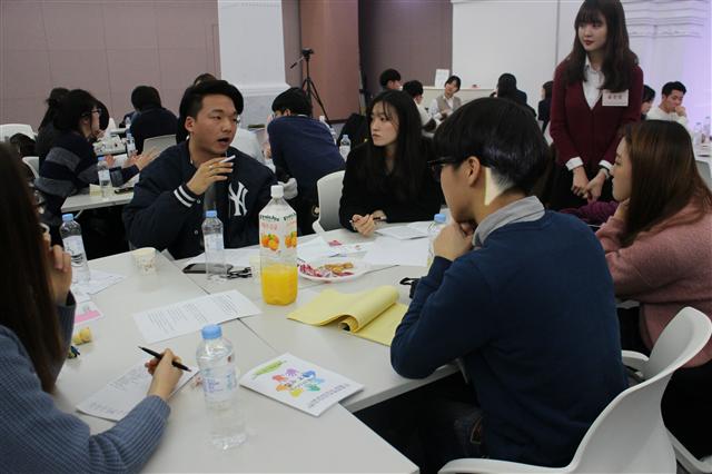 콘퍼런스 참가자들이 평가제도를 주제로 토론을 하고 있다.