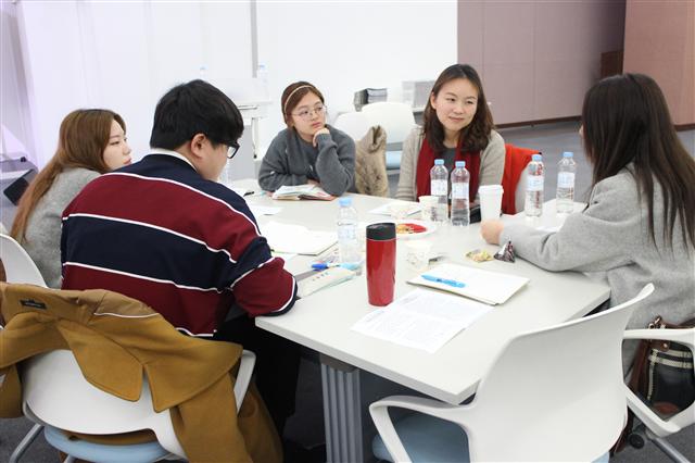 콘퍼런스 참가자들이 평가제도를 주제로 토론을 하고 있다.