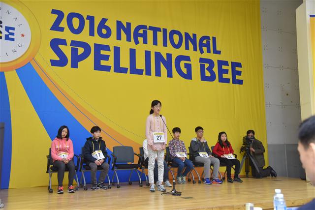 지난달 23일 서울 건국대 새천년관에서 열린 철자 말하기 대회 ‘2016 내셔널 스펠링비’에서 우승을 차지한 정희현양이 출제자의 발음을 듣고 단어의 철자를 말하고 있다.