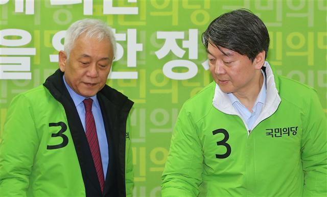 안철수 국민의당 공동대표(오른쪽)와 김한길 상임선거대책위원장이 7일 오전 서울 마포 당사에서 열린 선거대책위원회에 굳은 표정으로 들어서고 있다.  연합뉴스