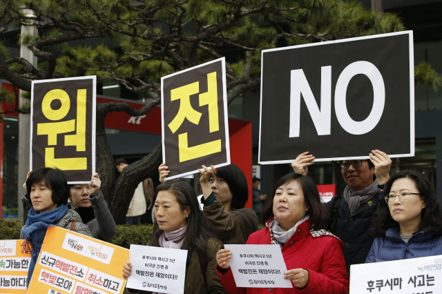  ‘핵 없는 사회를 위한 공동행동’ 회원들이 7일 오전 서울 종로구 세종로 원자력안전위원회 앞에서 일본 후쿠시마 원전 사고 5주년을 맞아 탈핵 촉구 기자회견을 하면서 원전 반대 손팻말을 들고 있다.  김봉규 선임기자 bong9@hani.co.kr