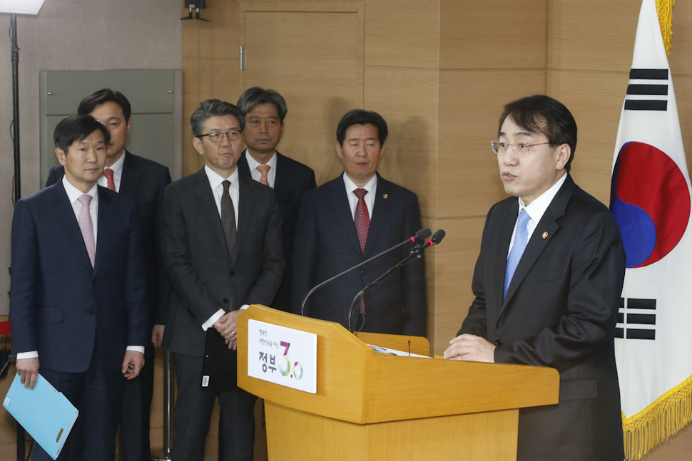 이석준 국무조정실장(오른쪽)이 8일 오후 서울 세종로 정부서울청사 합동브리핑실에서 우리 정부의 독자적 대북제재조치를 발표하고 있다. 이정아 기자leej@hani.co.kr