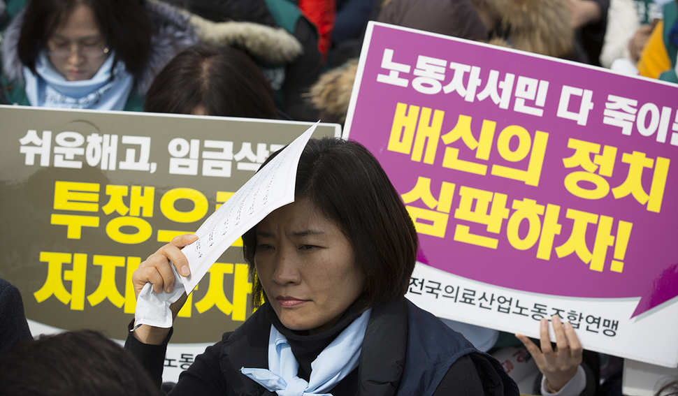 8일 오후 서울 중구 서울역광장에서 한국노총 조합원들이 전국 여성 노동자대회를 열고 있다. 김성광 기자 flysg2@hani.co.kr