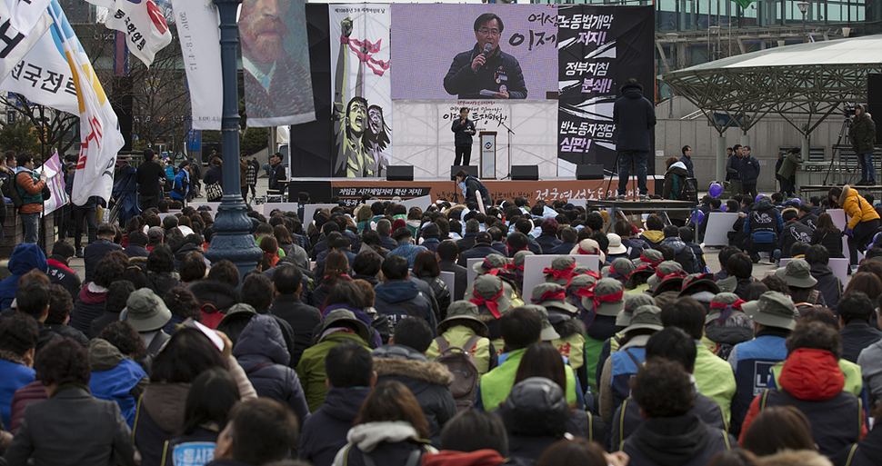 8일 오후 서울 중구 서울역광장에서 한국노총 조합원들이 전국 여성 노동자대회를 열고 있다. 김성광 기자 flysg2@hani.co.kr