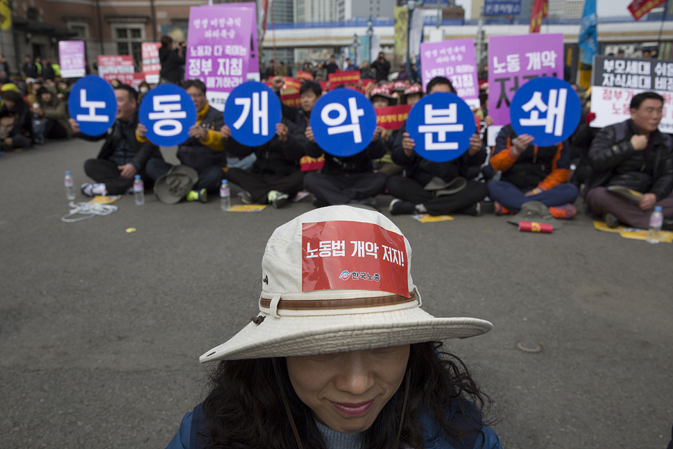 제108주년 세계 여성의 날인 8일 오후 서울 중구 서울역광장에서 한국노총 조합원들이 전국 여성 노동자대회를 열고 있다. 김성광 기자 flysg2@hani.co.kr