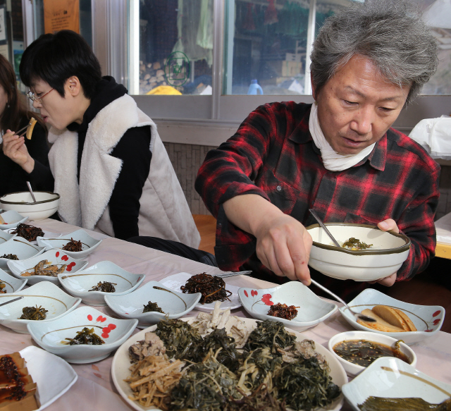 나물로 푸짐하게 차린 식사를 즐기고 있는 거제의 제이(왼쪽)와 박남준 시인. 탁기형 선임기자 khtak@hani.co.kr