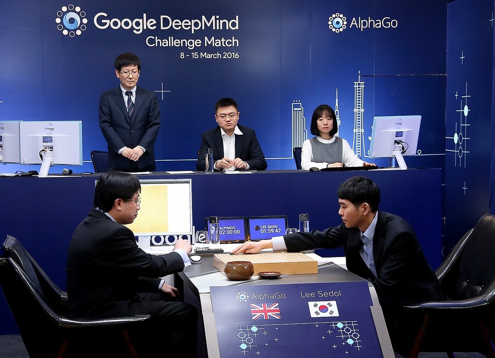 9일 오후 서울 종로구 포시즌스 호텔에서 열린 ‘구글 딥마인드 챌린지 매치’에서 구글 딥마인드가 개발한 인공지능 프로그램 ‘알파고’와 이세돌 9단(오른쪽)의 대국이 진행되고 있다. 구글 제공