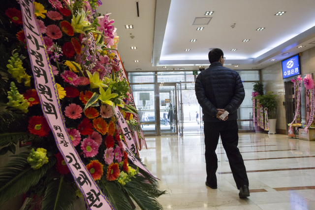 ‘한국노총 창립 70주년 기념식 및 후원의 날’ 행사가 열린 10일 오전 서울 여의도 한국노총 1층 로비에 김대환 노사정위원회 위원장이 보낸 축하 화환이 놓여 있다. 한국노총은 지난해 노사정 합의가 사실상 파기됐다고 선언했다. 이번 행사에 김 위원장은 불참했다.  김성광 기자 flysg2@hani.co.kr