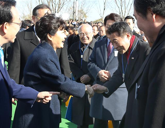 박근혜 대통령이 지난 10일 오후 경북 안동시에서 열린 경상북도 신청사 개청식에서 이른바 ‘진박 후보’로 불리는 정종섭 대구 동구 예비후보(전 행정자치부 장관)와 악수하고 있다.  안동/연합뉴스