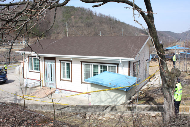 10일 오전 11시께 경북 청송군 현동면 눌인3리 마을회관 주변을 경찰이 통제하고 있다. 이곳에서는 9일 밤 9시40분께 소주를 나눠 마시던 주민 2명이 쓰러져 1명이 숨졌다. 김일우 기자 cooly@hani.co.krㅠ