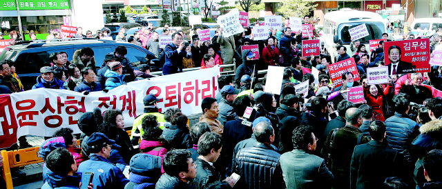 부산에서 올라온 김무성 새누리당 대표 지지자들이 10일 오후 서울 여의도 새누리당사 앞에서 윤상현 의원의 정계 은퇴를 촉구하고 있다.
이정우 김경호 선임기자 woo@hani.co.kr