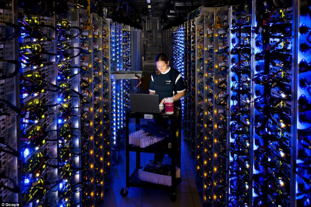 미국 오리건주의 소도시 더댈러스(The Dalles)에 설치된 구글 데이터센터에서 한 직원이 구글 서버의 중앙처리장치(CPU)를 검사하고 있다. 구글은 미국과 유럽, 아시아 등 세계 14곳에 데이터센터를 두고 있으며, 2006년 12억달러를 들여 이곳에 지었다.   구글 제공