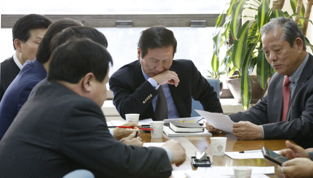 정기섭 개성공단 입주기업 비상대책위원회(비대위) 공동위원장이 11일 오전 서울 여의도 중소기업회관 개성공단기업협의회에서 긴급 기자회견을 시작하기에 앞서 비대위 위원들과 회의를 하고 있다. 김봉규 선임기자 bong9@hani.co.kr