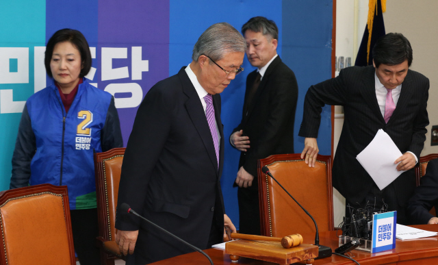 김종인 더불어민주당 비상대책위원회 대표(왼쪽 둘째)가 11일 오전 국회에서 열린 비상대책위-선거대책위 연석회의에 참석해 자리에 앉고 있다. 이정우 선임기자 woo@hani.co.kr