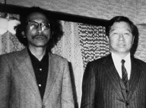 맨 위 흑백사진은 1985년 2월 와다 하루키 교수(왼쪽)가 미국 망명에서 귀국을 강행하는 길에 잠시 일본 나리타공항의 호텔에 묵고 있던 한국의 재야인사 김대중씨를 방문한 모습.  <한겨레> 자료사진 